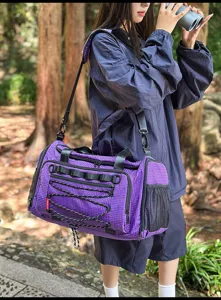 Vista detallada de bolsa de viaje outdoor, gran bolsa deportiva fitness con patrón a cuadros.