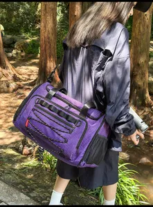 Detalle de bolsa de viaje morada para exterior, gran capacidad impermeable bolsa deportiva.