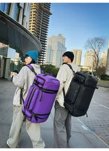 Outdoor-Straßendetailansicht mit großem Reise-Rucksack und bequemen Riemen für Sport.