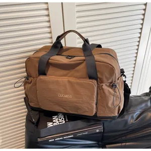 Braune große Reisetasche mit schwarzen Gurten, leichte wasserfeste Sporttasche für Damen.