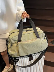Grosse Reisetasche in Hellgrün, leicht und wasserdicht ideal für Kurztrips und Sport.