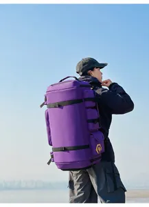 Detailansicht des großen lila Outdoor-Reiserucksacks mit strapazierfähigen Gurten fürs Wandern.
