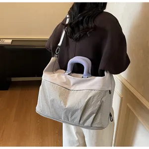 Gran bolsa de viaje deportiva ligera para hombres y mujeres, ideal para trayectos.