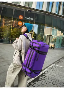 Großer Outdoor Sportrucksack, multifunktionale Reise-Duffeltasche in auffälligem Lila.