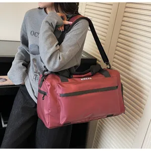 Gran bolso de viaje para mujer, elegante bolsa de deporte roja con correa para hombro y fitness.