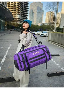 Große violette Outdoor Sport Reisetasche, multifunktionaler Fitness Rucksack mit viel Platz.