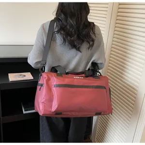 Gran bolsa de viaje roja espaciosa con correa para el hombro para deporte y fin de semana.
