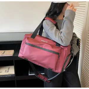 Detalle de bolsa de viaje grande, bolso deportivo de fitness ligero para mujeres y hombres.