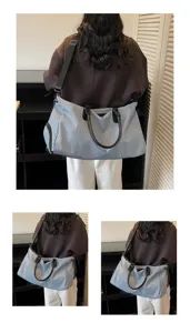 Grande borsa da viaggio da donna con motivo spina di pesce, manici resistenti e tracolla regolabile.