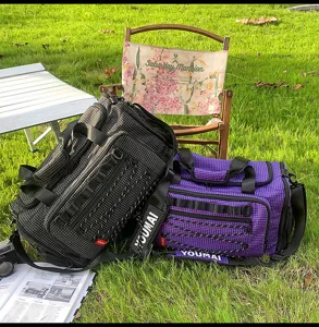 Detalle de bolsa de viaje con diseño de cuadros, gran espacio y correas duraderas.