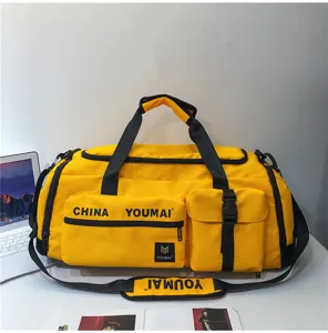 Grande borsa da viaggio sportiva gialla con cinghie nere e tasche multiple per il fitness.