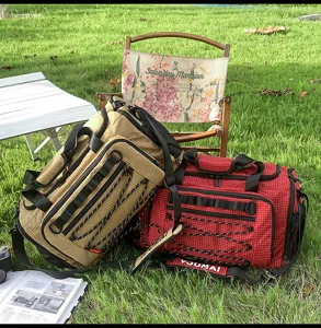 Vista detallada de la bolsa de viaje para exteriores, gran bolsa deportiva con correas.