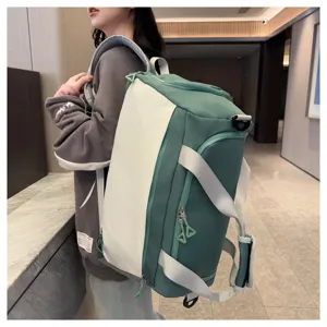 Grand sac à dos de voyage, bandoulière et main, design élégant bicolore vert et blanc.