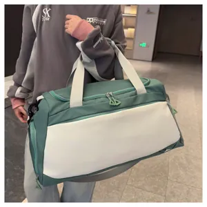 Grand sac de voyage pour femme, sac de sport léger avec design bicolore élégant.
