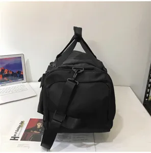 Vista dettagliata della grande borsa da viaggio nera, borsa sportiva fitness casual per uomini e donne.