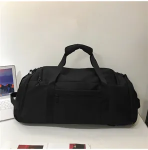 Grande borsa da viaggio nera di grande capacita per sport, palestra e weekend fuori.