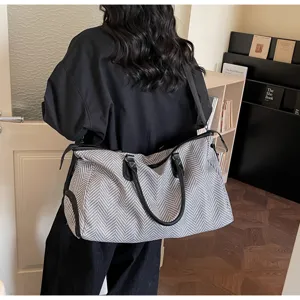 Grande borsa da viaggio con motivo a spina di pesce e manici neri per donna e uomo