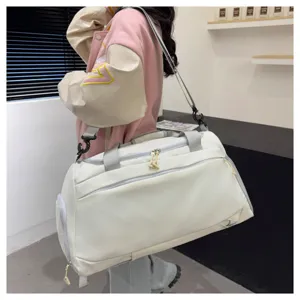Grand sac de voyage fourre-tout léger de sport avec poches multiples pour femme.