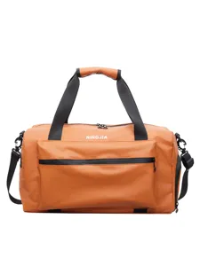 Gran bolsa de viaje naranja para deporte y fitness con correa para el hombro y bolsillo.