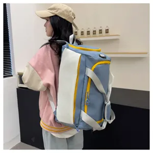 Vue détaillée du sac à dos montrant le tissu étanche, les zips jaunes et les bretelles.