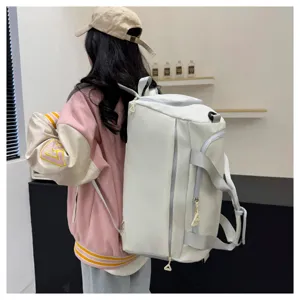 Vue détaillée du grand sac à dos de voyage, design multifonction pour courts séjours.