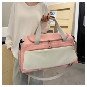 Grand sac de voyage femme, sac de sport rose léger avec compartiment étanche pour fitness.