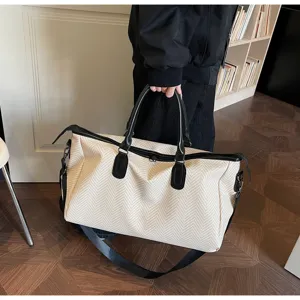 Vista dettagliata della grande borsa da viaggio per uomo e donna, pratico borsone.