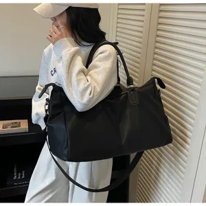 Grande borsa da viaggio nera con tracolla, ideale per lo sport e la palestra.