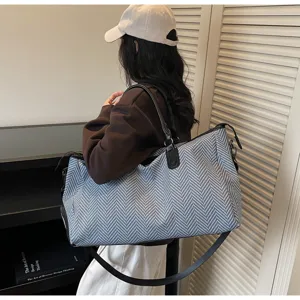 Grande borsa da viaggio fine settimana con motivo chevron elegante e tracolla regolabile.