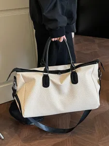 Grande borsa da viaggio con motivo a spina di pesce, manici neri e tracolla regolabile.