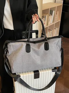 Grande borsa da viaggio nera e bianca di grande capacita per uomo e donna weekend.