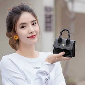 Schwarze Mini Lack Handtasche fuer Damen, trendige Jelly Henkeltasche mit stilvollem Design.