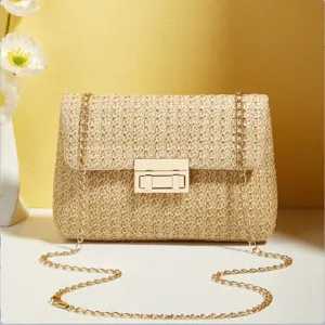 Bolso bandolera elegante de paja tejida con cadena de metal y cierre para el verano.