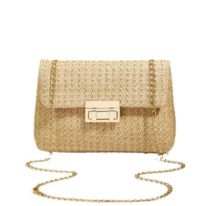 Bolso cruzado chic de paja tejida con cadena dorada y cierre metálico para verano.
