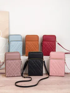 Damen gesteppte Mini Handytasche Umhängetasche mit Reißverschlüssen und Herz Stickerei.