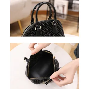 Schwarze Geldbörse Handtasche aus Gelee mit Nieten und Henkeln. Modische Alltagstasche.