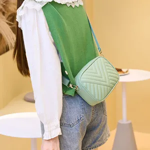 Schicke Damen Umhängetasche mit gestepptem Chevron Muster für den alltäglichen Freizeit Look.