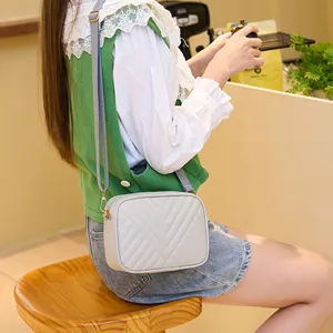 Chicke gesteppte Umhaengetasche fuer Damen, modische Schultertasche mit verstellbarem Riemen.