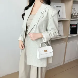 Damen Umhängetasche aus weißem PU Leder, gesteppte kleine quadratische Tasche für den Alltag.