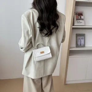 Elegante weiße gesteppte Damen Mini Umhängetasche mit Henkel und elegantem Metallschloss.