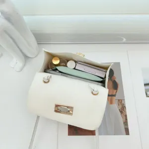 Schicke weiße Umhängetasche für Damen, elegante PU Leder Schultertasche mit Drehverschluss.