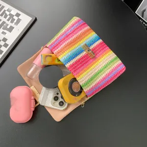 Bunte Strohgeflechte Umhängetasche für Damen, Urlaubsstil Schultertasche mit Metallverschluss.