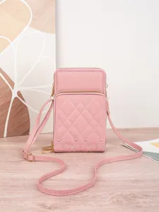 Rosa gesteppte Handy-Umhängetasche mit Herzstickerei und praktischem Mehrfächerdesign.