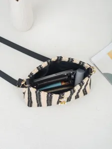 Detailansicht der schwarz-weißen gewebten Umhängetasche mit Innenkapazität und schickem Design.