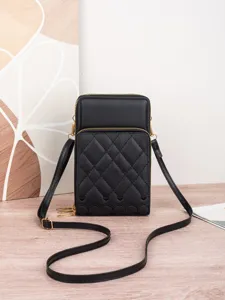 Detailansicht der schwarzen gesteppten Handytasche mit goldenen Reißverschlüssen und Gurt.