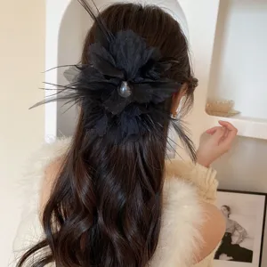 Elegant black feather hair clip for women, retro floral design with pearl accent for party.