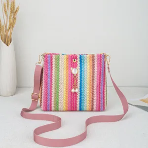 Bunte gewebte Umhängetasche mit Katzenperlenanhänger, stilvolle und frische Alltags-Tasche.