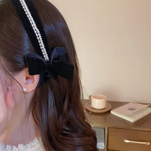Zwarte fluwelen parel strass strik haarband Franse vintage stijl, haaraccessoire detail.