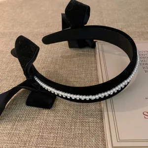 Franse fluwelen haarband met parels strass steentjes en strik voor dames detailweergave