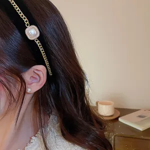 Franse vintage zwarte fluwelen haarband met gouden ketting en vierkante parel detail.